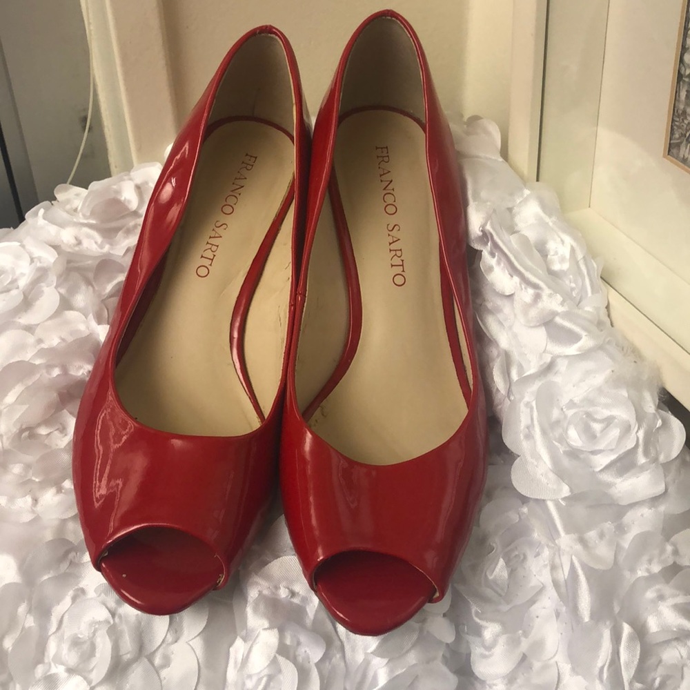 Comfortable red classy shoes.patent